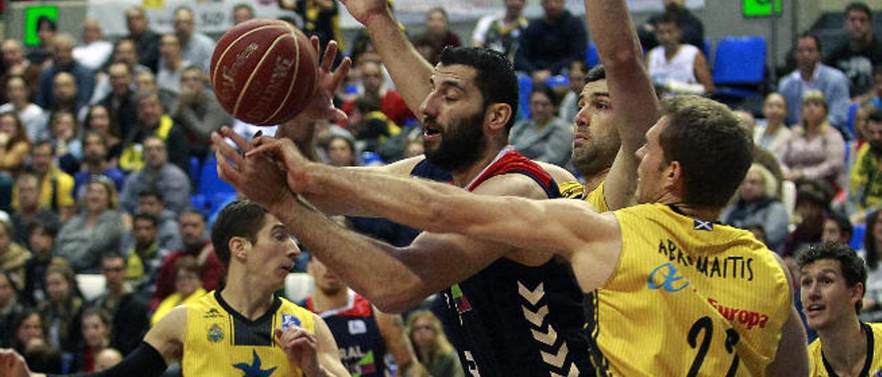 Bourousis, defendido por Sekulic y Abromaitis.