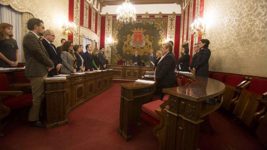 Minuto de silencio en el Ayuntamiento de Alicante