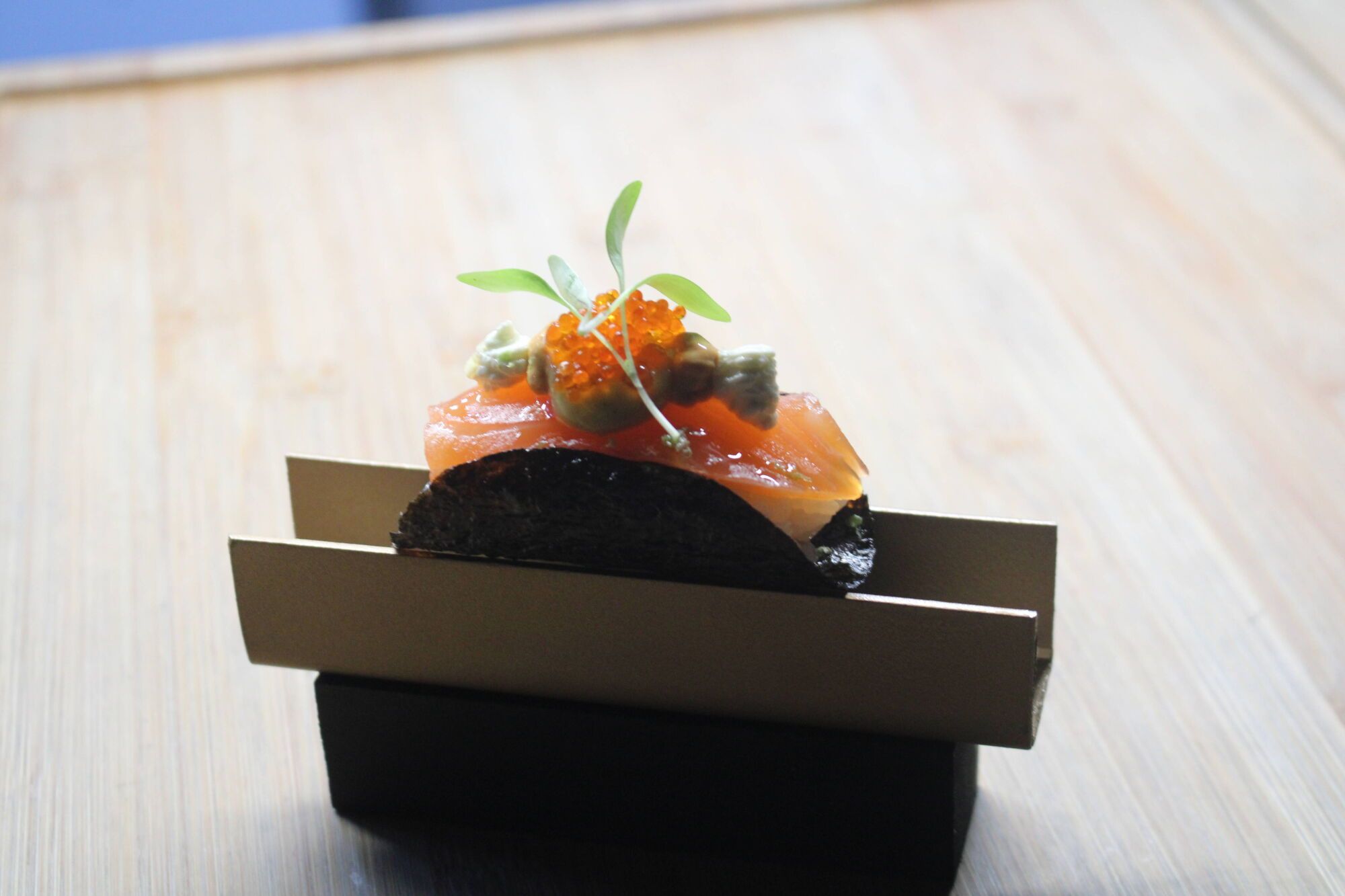 Mario Argüelles, chef del restaurante TC28, elabora paso a paso su &quot;Ándale sushi&quot;, elaboración con la que ganó Mieres de Pinchu.