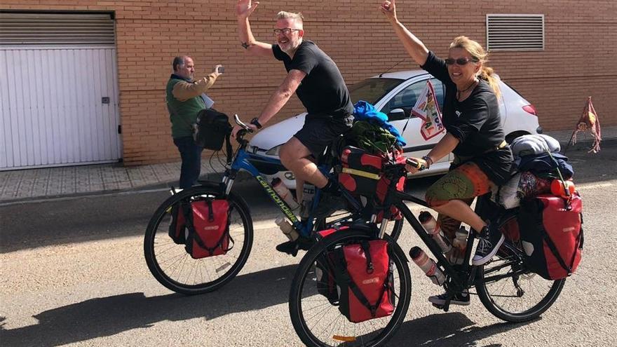 Dos ingleses llegan a Almendralejo tras recorrer 2.400 kilómetros en bici por el párkinson