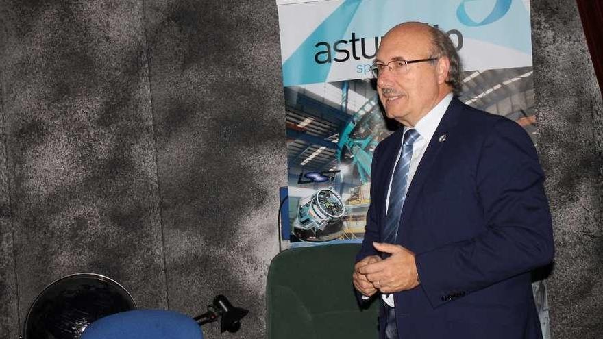El director del Instituto Astrofísico de Canarias, Rafael Rebolo, ayer, durante su ponencia.