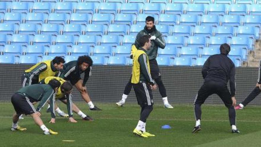 Los jugadores del Real Madrid se ejercitan durante el entrenamiento de ayer en el estadio del Manchester City. // Efe