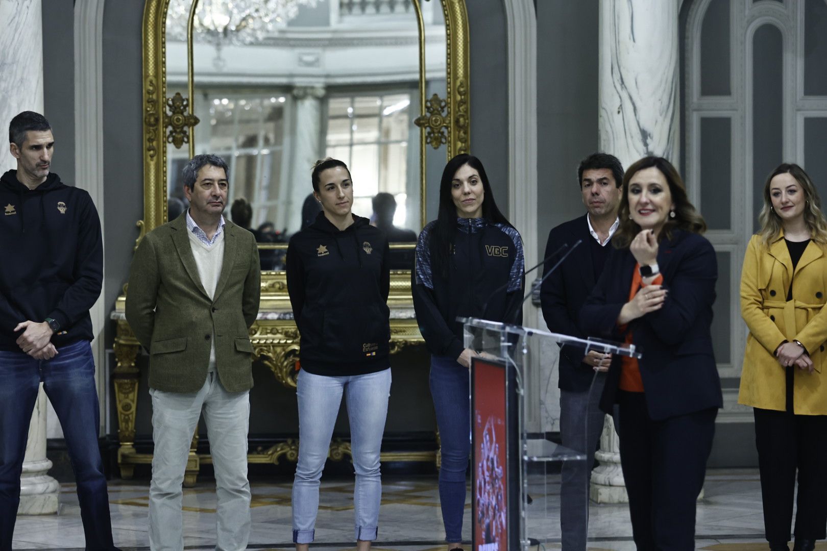 Las campeonas visitan el Ayuntamiento