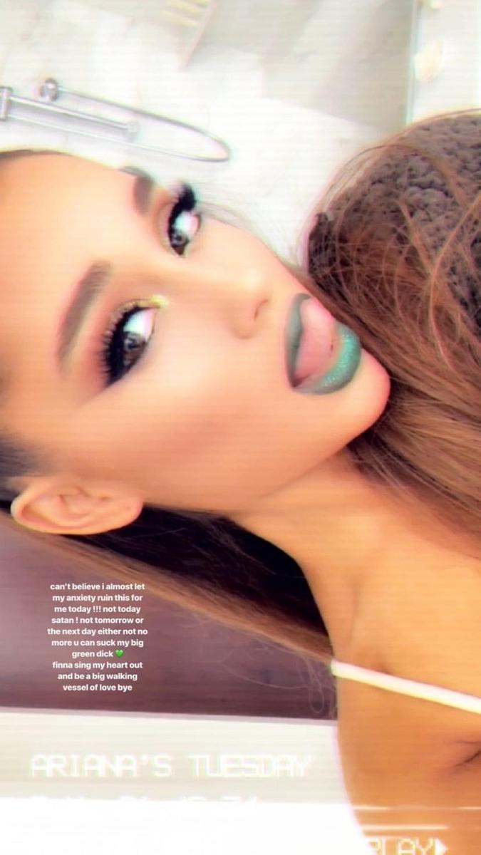 Ariana Grande con los labios pintados de verde