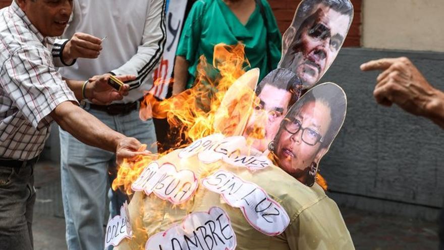 Al igual que Judas, queman a Trump, Guaidó y Maduro en Venezuela