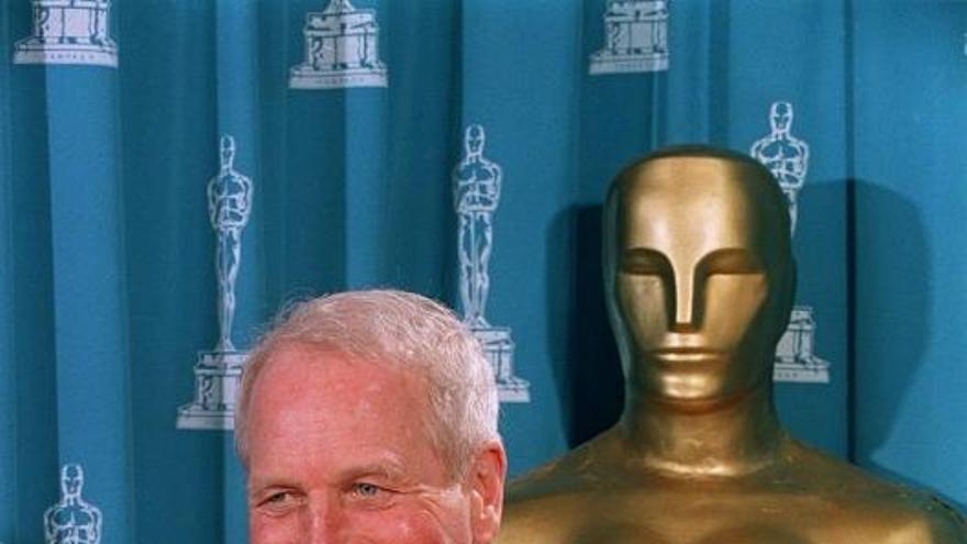 3 Paul Newman amb l’Oscar honorífic a la seva carrera que li van concedir el 1985, un any abans de guanyar el de millor actor per «El color del dinero».