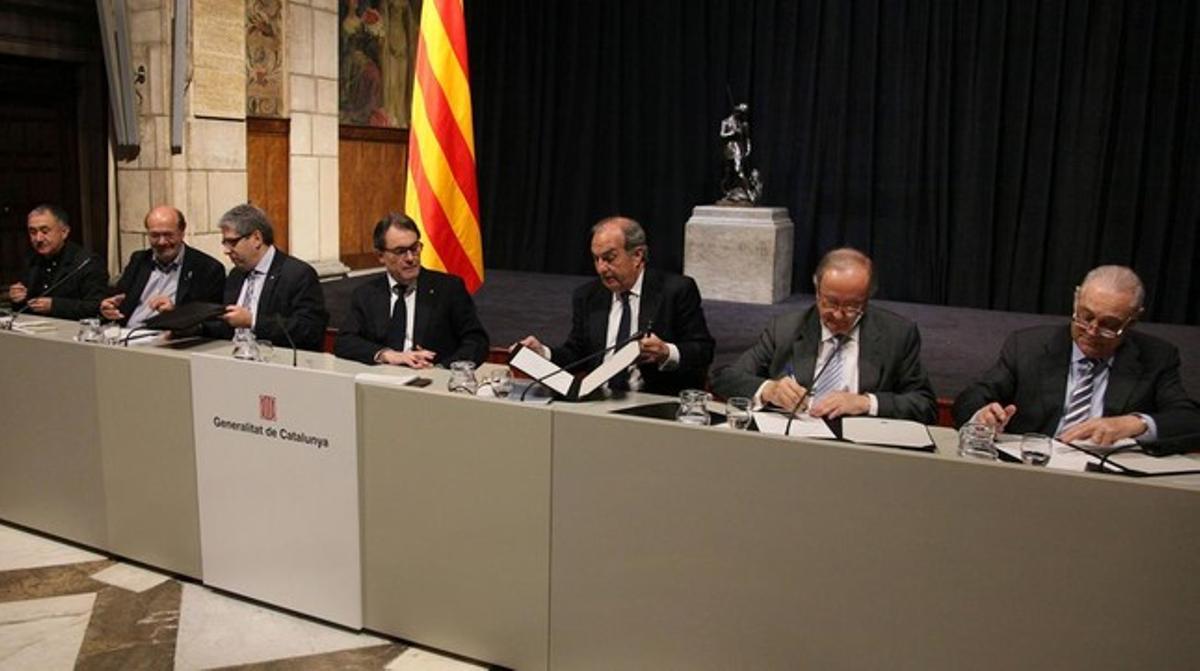 Artur Mas (centre), amb representants sindicals i patronals, en la firma de l’acord social. Artur Mas (centre), amb representants sindicals i patronals, en la firma de l’acord social.