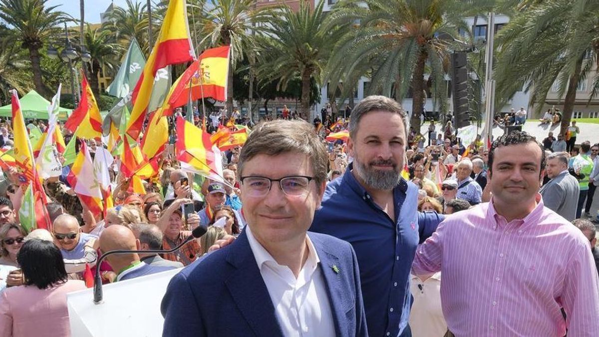 Imagen de archivo de Nicasio Galván (i), Santiago Abascal (c) y Alberto Rodríguez (d) en un acto electoral.