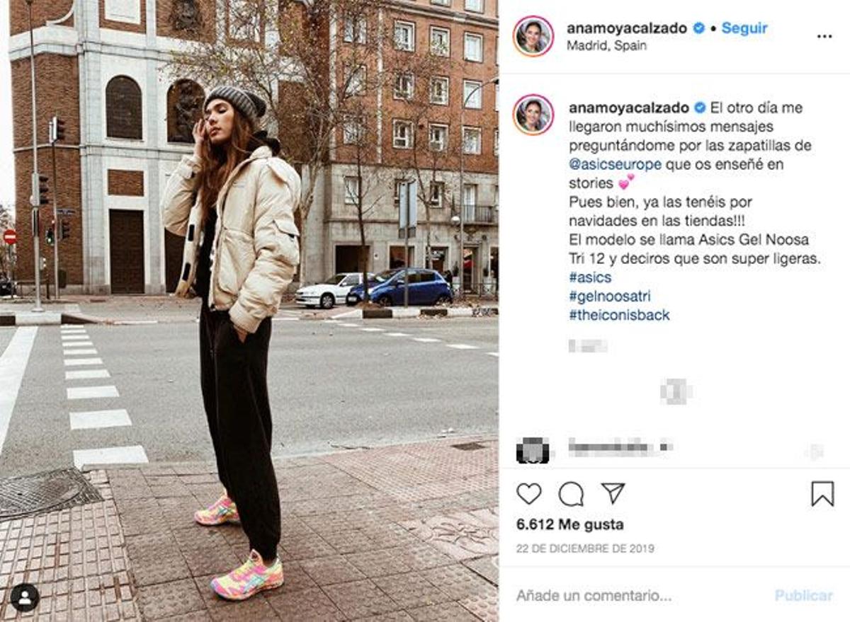 El look 'sporty' de Ana Moya con chándal negro