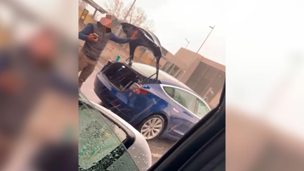 Así fue el momento en el que un taxista graba a un conductor de Uber sustituyendo su matrícula en Vigo.