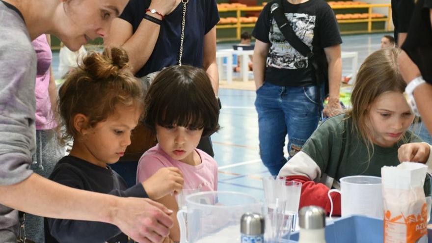 El colegio de Brexo-Lema homenajea a las pioneras en su primera feria científica