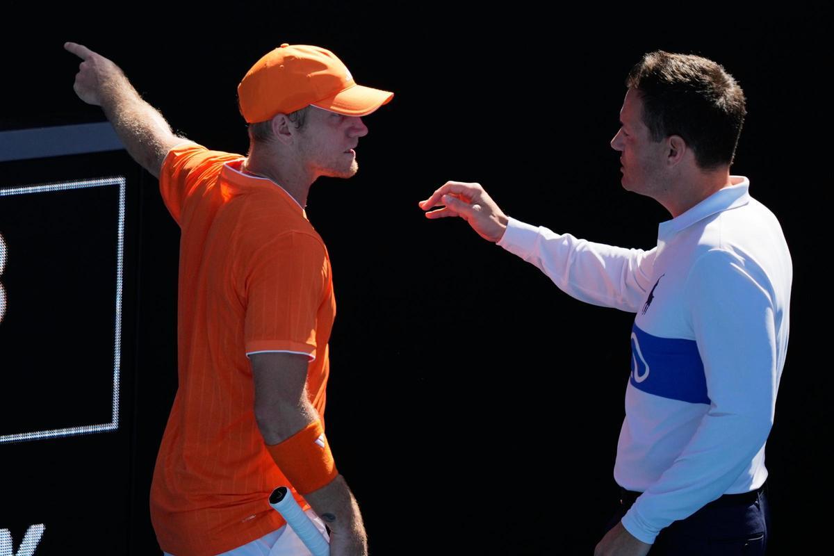 Alejandro Davidovich Fokina señala ante el juez al aficionado que le increpaba.