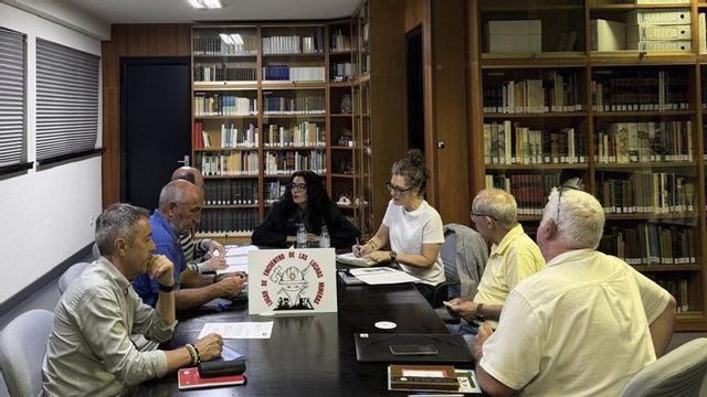 Miembros de la asociación, reunidos con Vanesa Gutiérrez, al fondo. | LNE