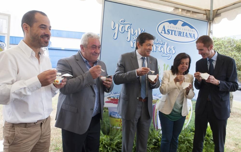 Visita de Javier Fernández a las instalaciones de Central Lechera Asturiana