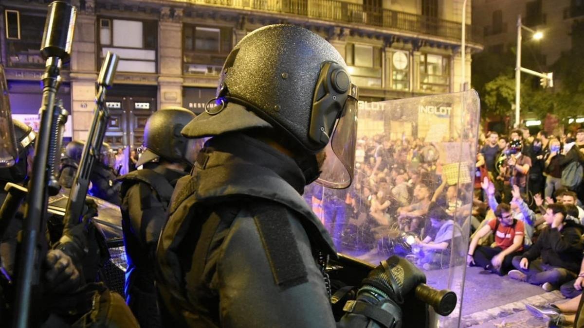 Policías ante los manifestantes en Urquinaona