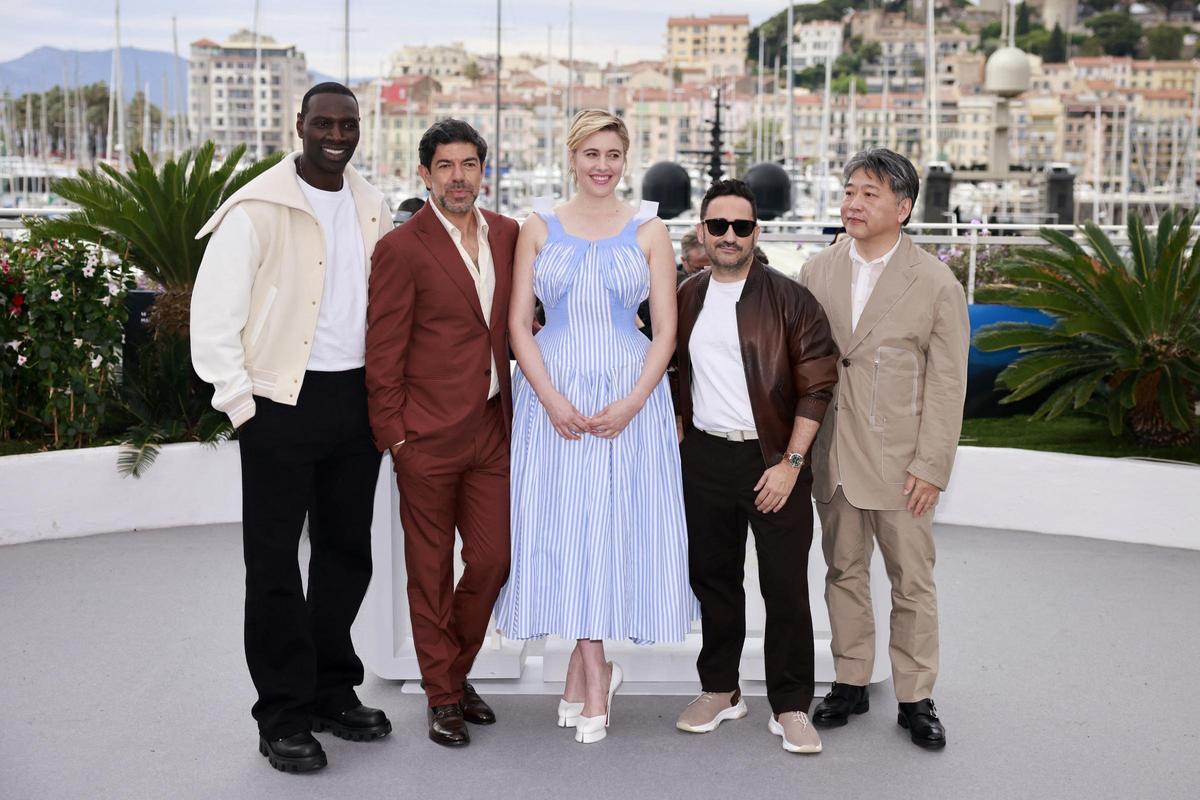 Greta Gerwig, presidenta del jurado del 77º Festival de Cine de Cannes y los miembros del jurado Juan Antonio Bayona, Pierfrancesco Favino, Hirokazu Kore-eda y Omar Sy posan durante una sesión fotográfica antes de la ceremonia de apertura del 77º Festival de Cine de Cannes en Cannes, Francia, el 14 de mayo. 2024.