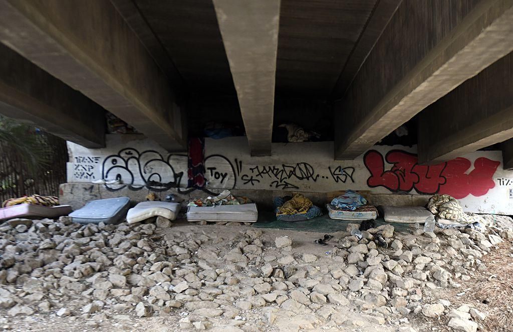Así es la vida bajo el puente de la autovía de la A-30 en Murcia