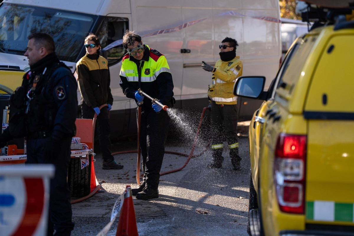 Efectivos de la UME y agentes rurales se reúnen en la zona declarada en cuarentena por la Peste Porcina Africana en Torreferrussa, antes de iniciar las tareas previstas.