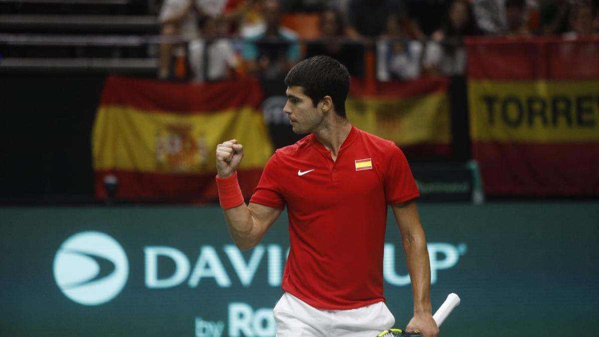 Carlos Alcaraz cierra el puño tras un punto en el segundo partido individual