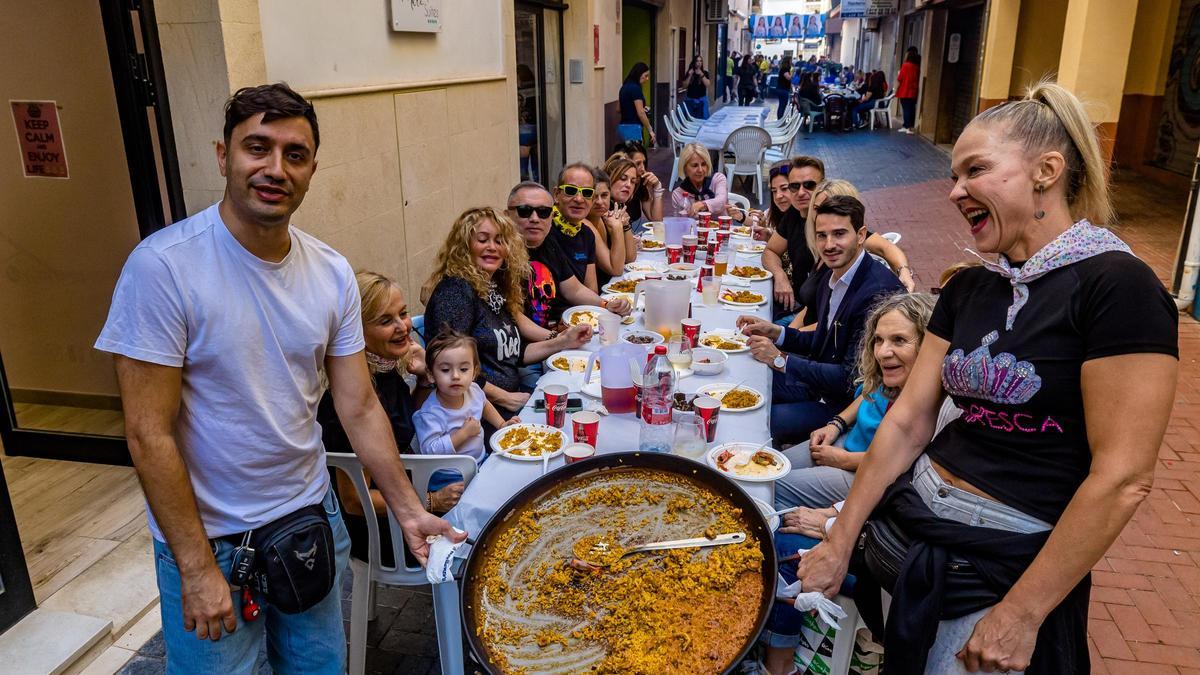 Una de las peñas de Benidorm con una paella a la hora de comer.