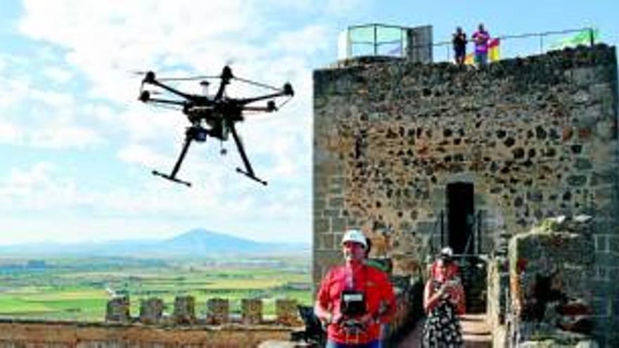 Un estudio sobre el castillo de Medellín reúne a expertos en drones