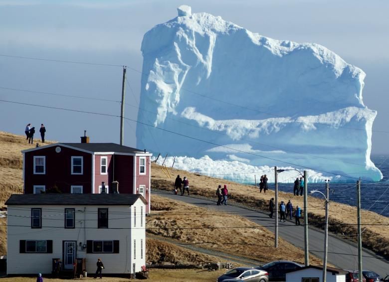 Els residents veuen el primer iceberg de la temporada que passa a South Shore, també conegut com "Iceberg Alley", a Terranova, Canadà, el 16 d'abril.