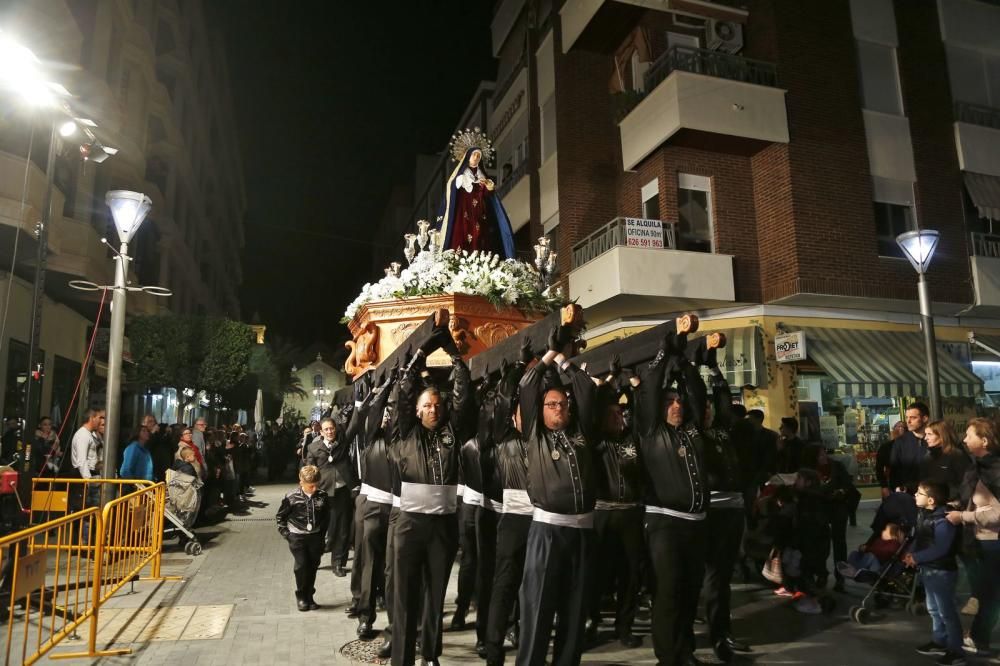 Algunas de las imágenes decanas de la Semana Santa se acercaron al mar y los paseos en Martes Santo