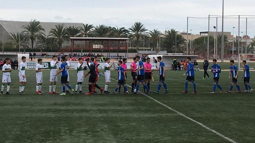 Los dos equipos se saludan antes del partido