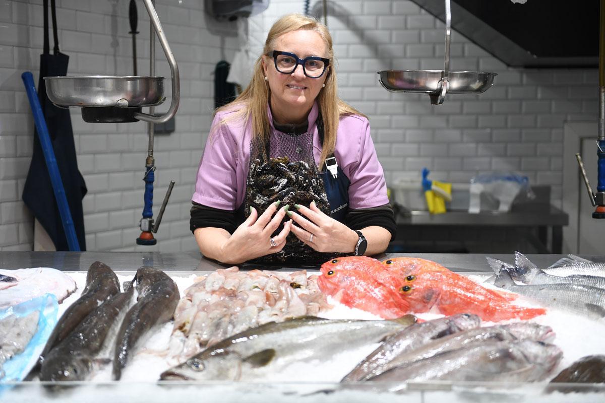 Tania Pose, pescadera de Cabo Vilán, posa con unos mejillones.