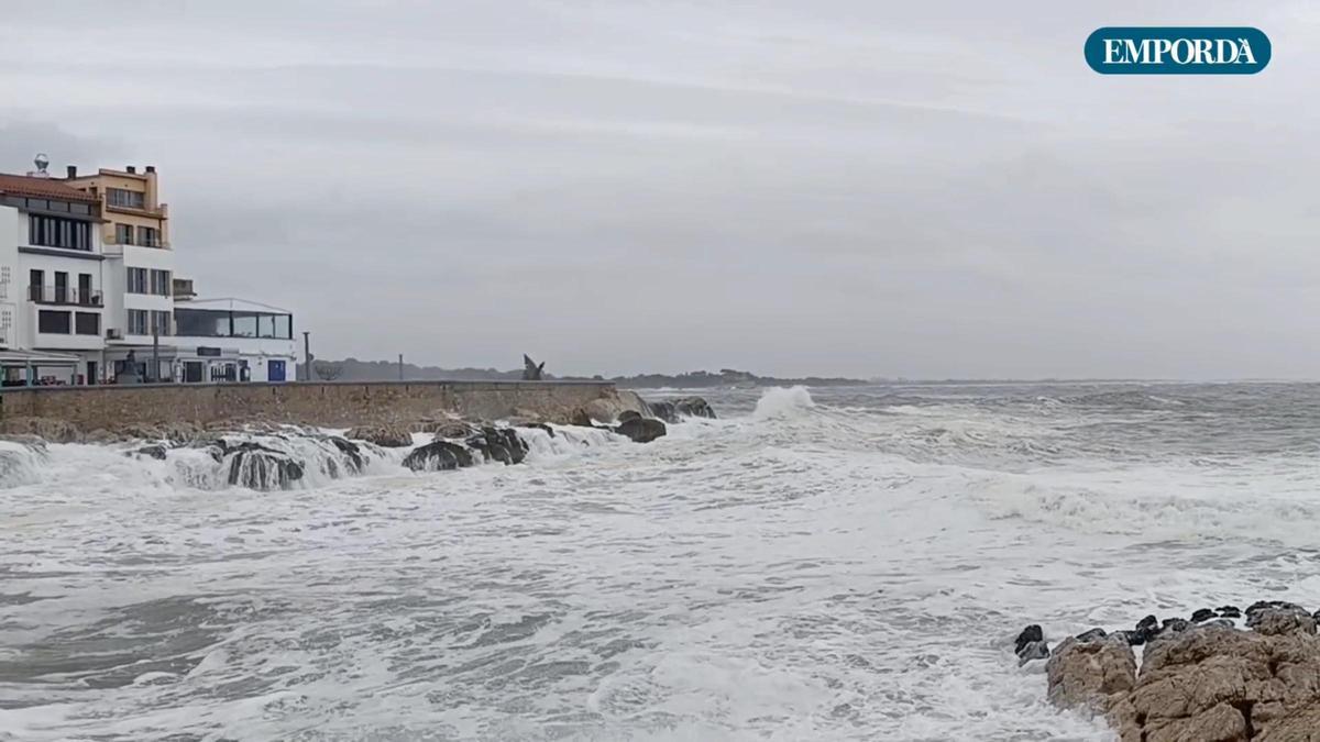 VÍDEO | L'Escala viu una nova jornada de temporal de llevant