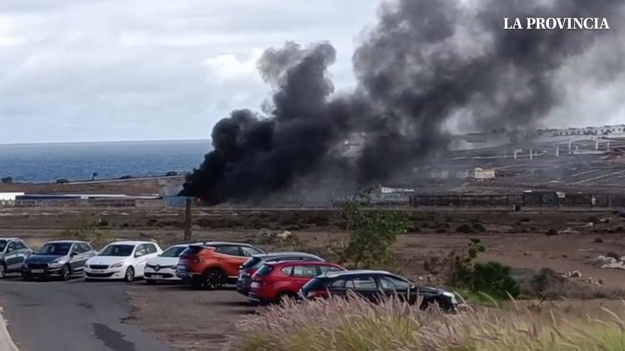 Enorme columna de humo por el incendio de varios camiones en Telde