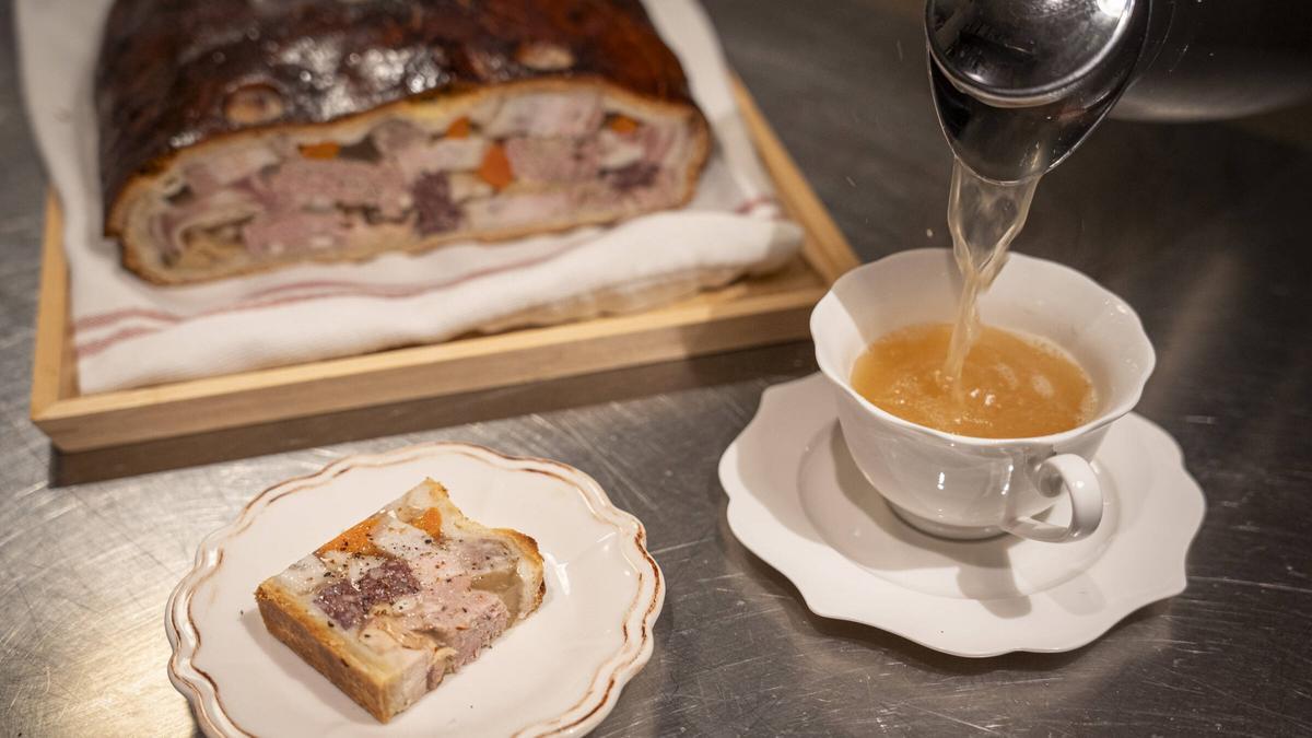 La taza de ‘escudella’ y el paté con sus carnes de Arraval.