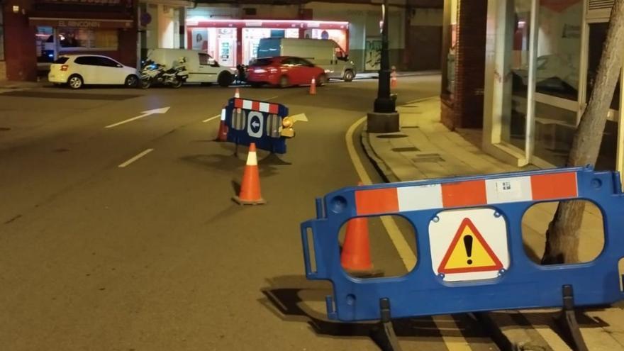 La nueva señalización del carril cortado de la calle Coronel Bobes. | LNE