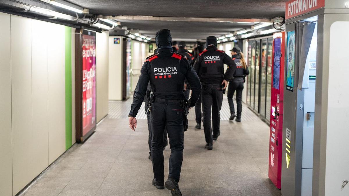 Mossos en el metro de Barcelona