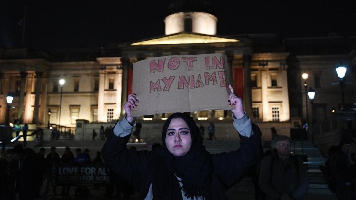 Una mujer musulmana con el cartel 'No en mi nombre' en la concentración de Trafalgar Square.
