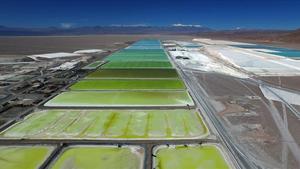 Piscinas de litio en Chile, una imagen de la futura exposición del CCCB ’Después del fin del mundo’. 