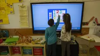 Una mañana en el aula del futuro: llegan (con lentitud) las primeras pizarras inteligentes a la escuela catalana