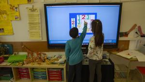 Criaturas con una pantalla táctil en el aula de infantil 5 de la escuela Vista Alegre de Mataró.