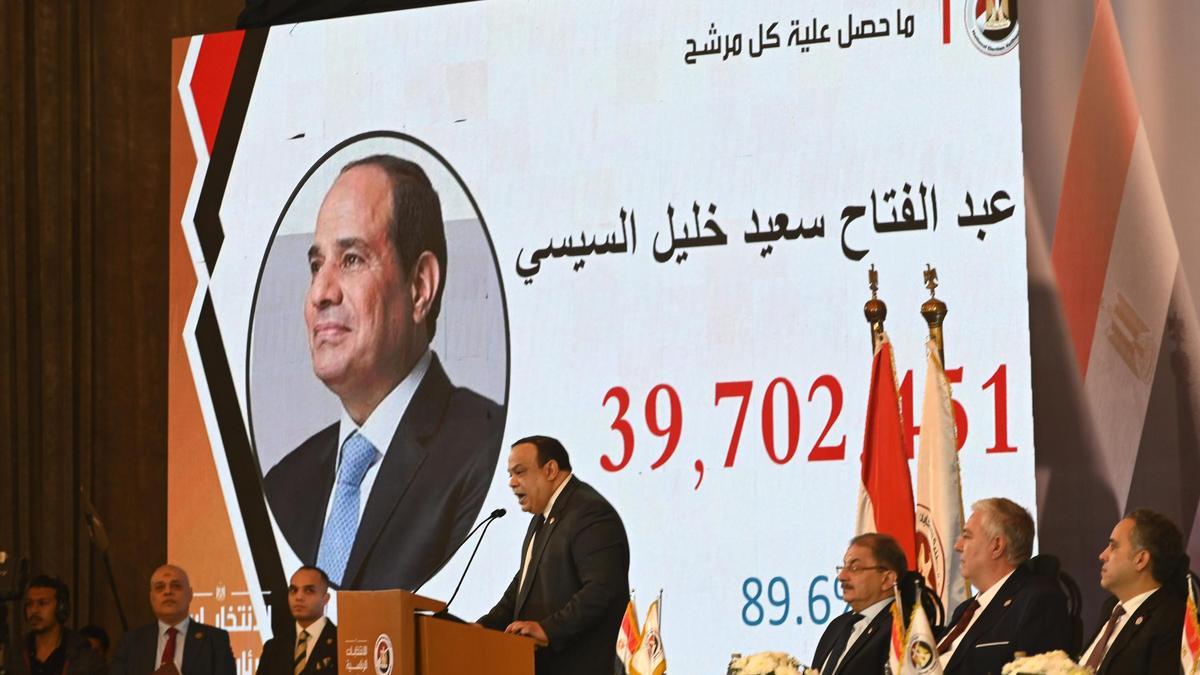 El jefe de la Autoridad Electoral Nacional, Hazem Badawi, anuncia el resultado obtenido por Al Sisi en las elecciones presidenciales.