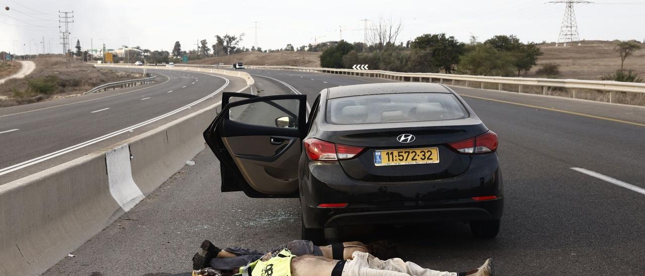 Israelíes asesinados por militantes palestinos en una carretera en Sderot, Israel.