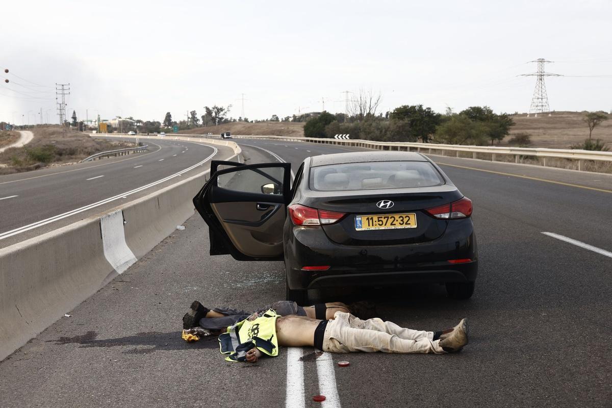 Israelíes asesinados por militantes palestinos en una carretera en Sderot, Israel.