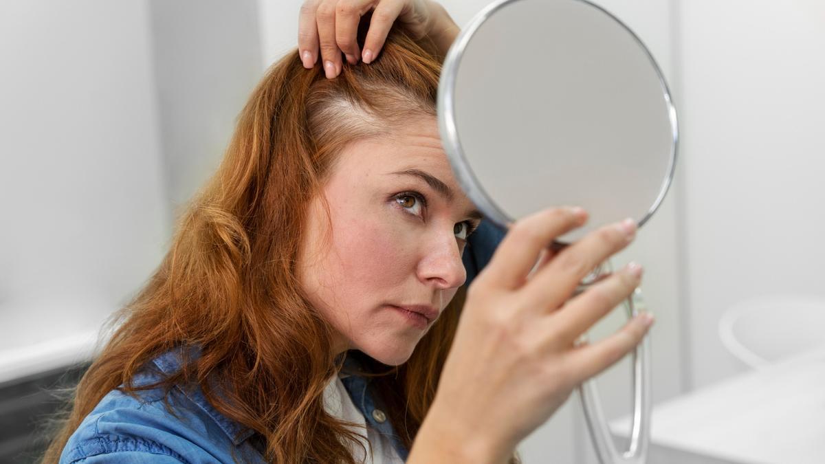 Mujer aplicando tratamiento en el cabello
