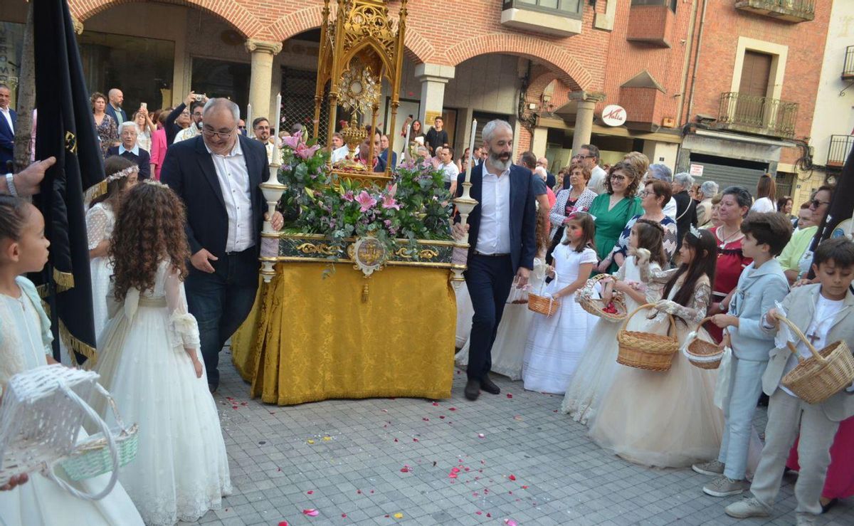 Un camino de rosas abre paso al Corpus