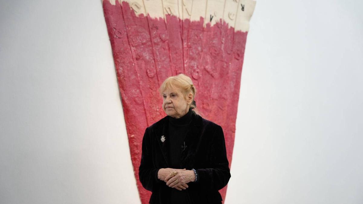 Eine-Zunge-aus-Kalk-und-773-bedrohte-Sprachen-Eva-Lootz-zeigt-eine-eindrucksvolle-Schau-in-Palma