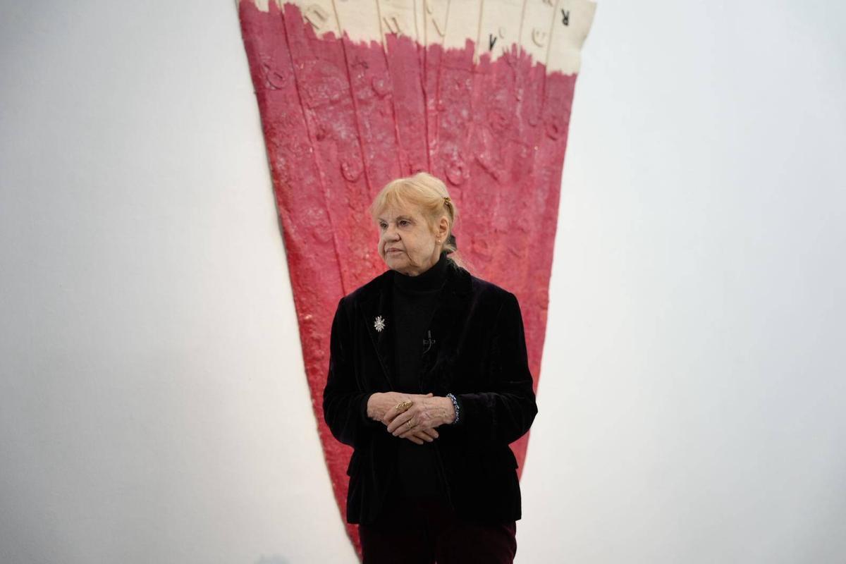 Die Künstlerin Eva Lootz bei der Präsentation ihrer Ausstellung im Casal Solleric.