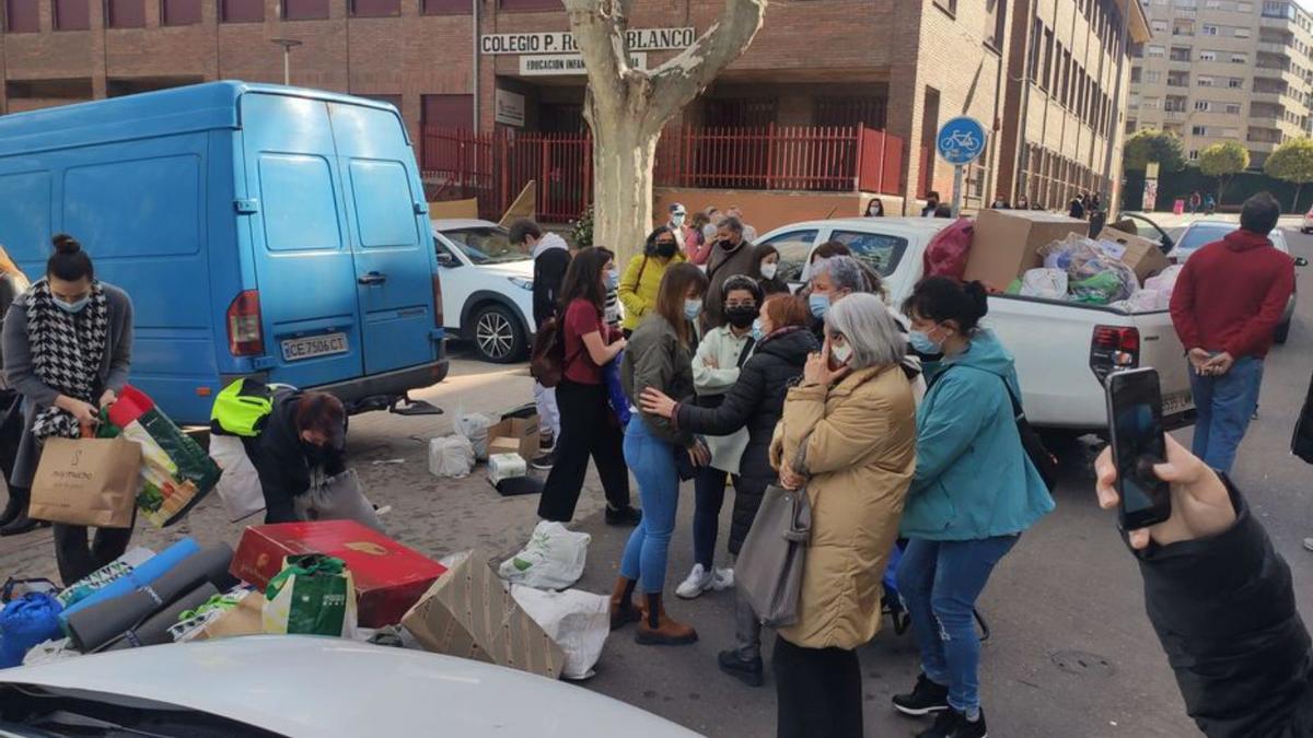 Varios colaboradores con la causa, en plena faena. | Cedida