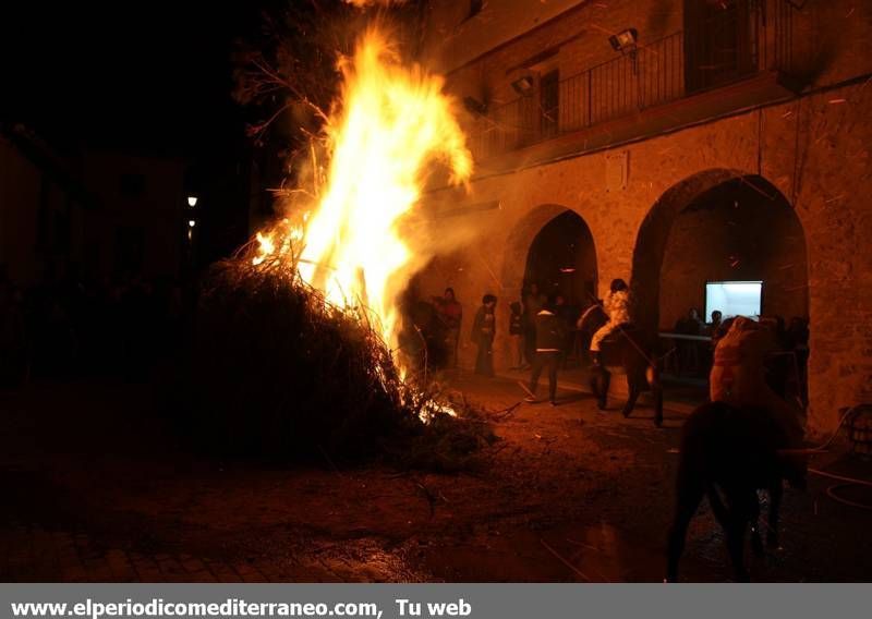 GALERÍA DE FOTOS -- Palanques convierte Sant Antoni en una gran fiesta