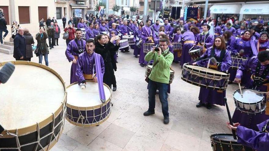 Vila-real lleva a los balcones la Semana Santa con una tamborada en el Domingo de Ramos