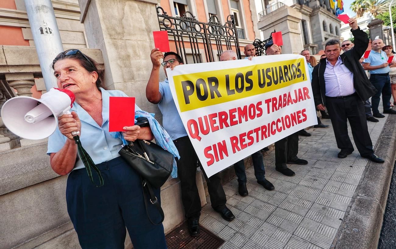 Concentración de taxistas por la Mesa del Taxi