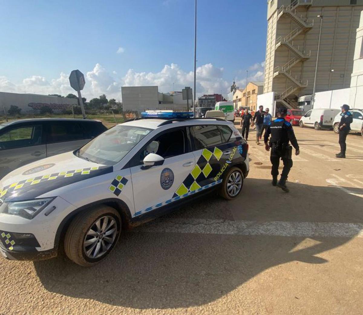 La policía canguesa ayudando en la logística.